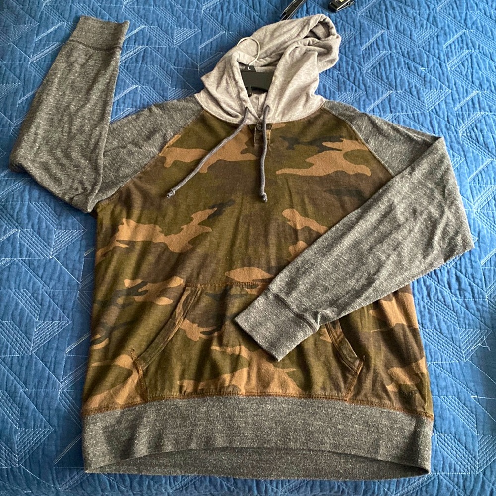 American Eagle camo and grey hoodie. (L)